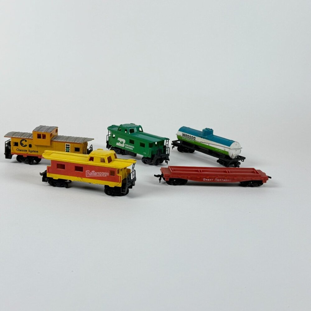 Vintage HO Scale Train Cars Mixed Set With Cabooses Broken Roof Detail